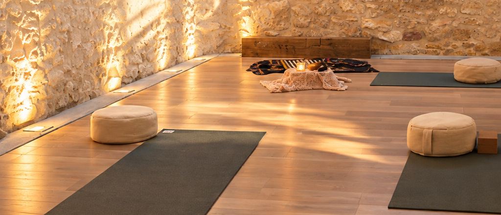 Der Kursraum mit Yogamatten und Meditationskissen