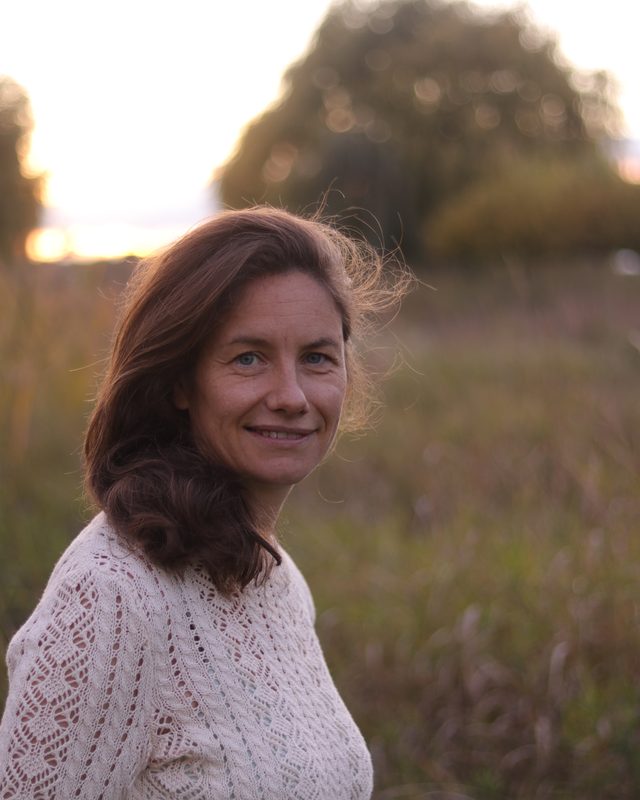 Eugenia Baumann lächelnd in der Abendsonne
